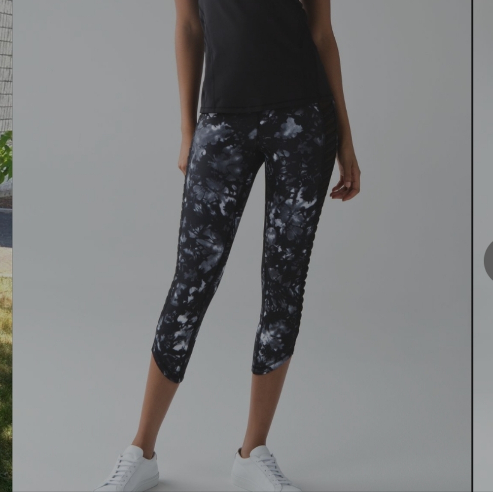 Lululemon Sunshine Salutation Crop